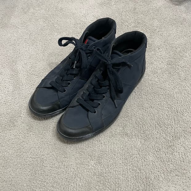 285) 프라다 스포츠 사이드 메탈 로고 스니커즈 미드탑 네이비