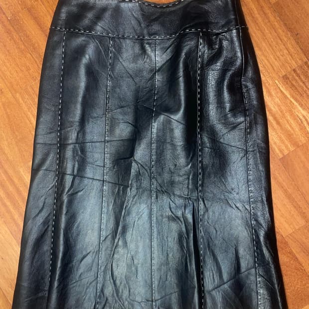 레더 미디 스커트