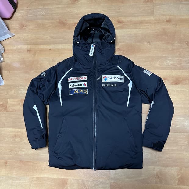 데상트 아우디 패치 패딩 105