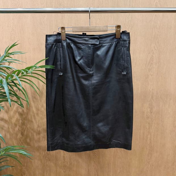 살바토레 페라가모 레더 미디 스커트 사이드 포켓 백 슬릿 디테일 블랙