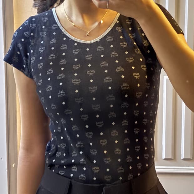 MCM 빈티지 클래식 로고 반팔 브이넥 티셔츠 