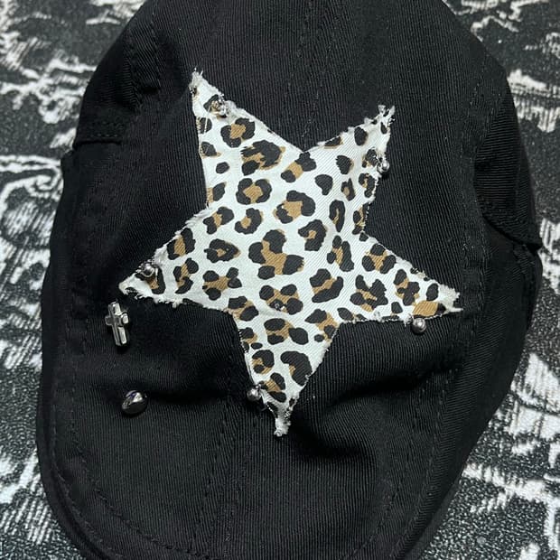 별 프린팅 스터드 레오파드 캡