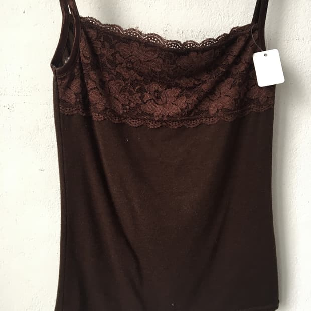 Lace point sleeveless