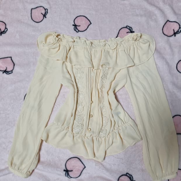 잉그니 옐로우 프릴 오프숄더 블라우스