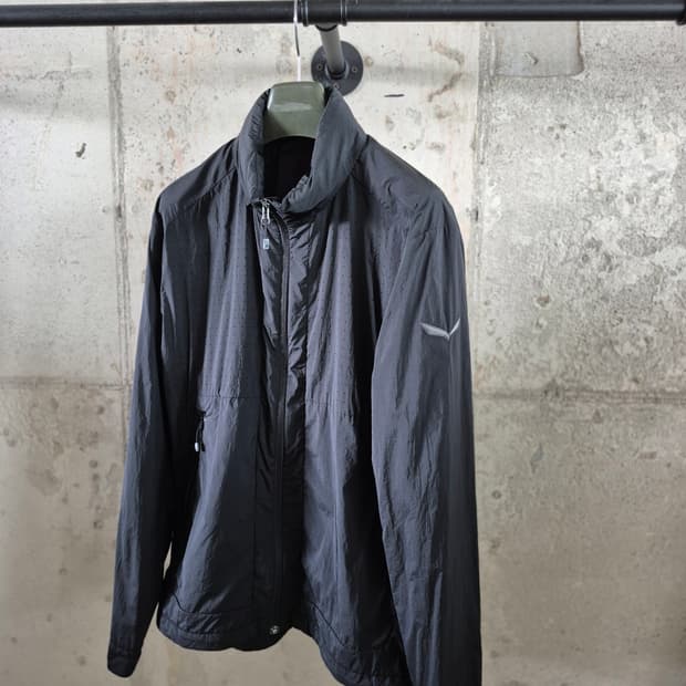 남자 살레와 바람막이