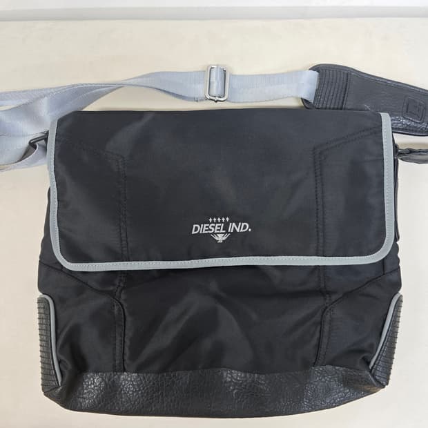 디젤 가죽배색 세련된 데일리 크로스백