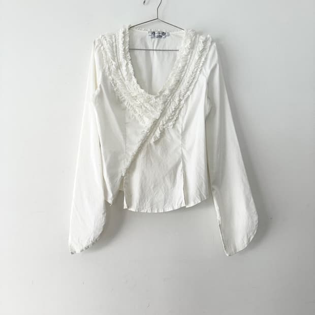 ACCIAIO front slit frill blouse