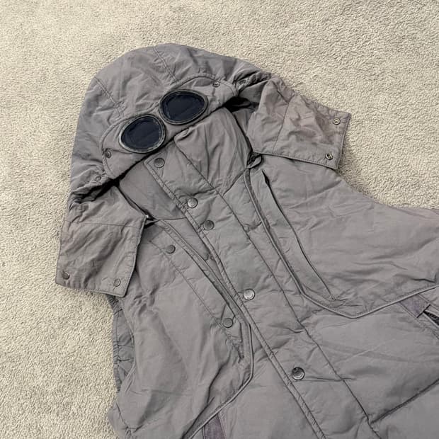 [정품/100] C.P.컴퍼니 덕다운 고글 패딩조끼