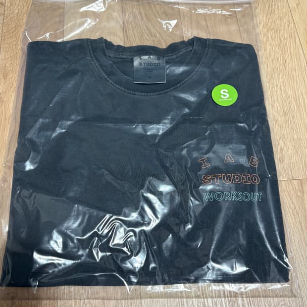 아이앱 스튜디오 x 웍스아웃 반팔티 (차콜)