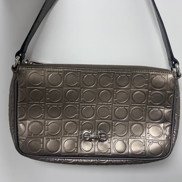 페라가모 에나멜 미니 숄더백