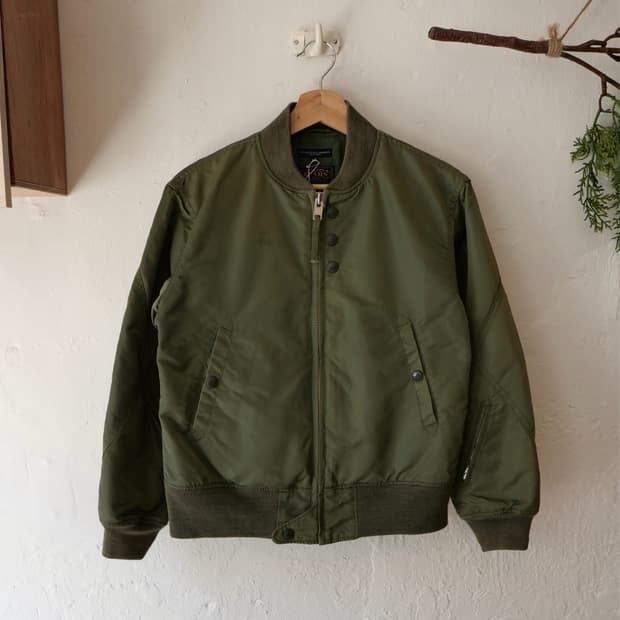  엔지니어드 가먼츠 x 빔즈 ma-1 블루종