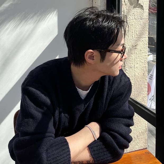 [M] 벨리에 브이넥 케이블 니트 멜란지 네이비