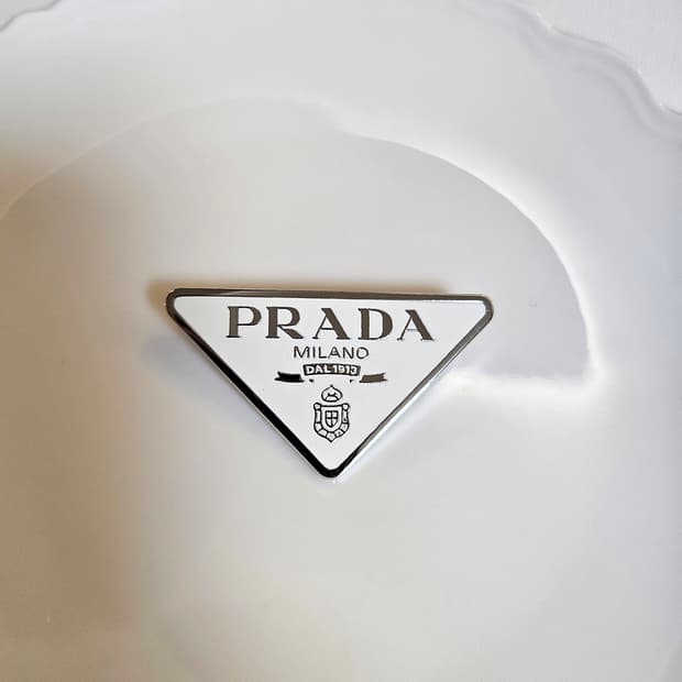프라다 업사이클링 화이트 삼각 브로치