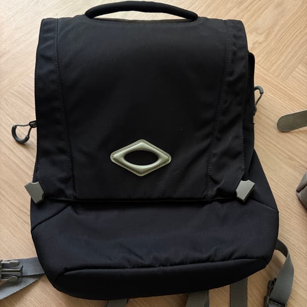 미스치프 롬버스 버클 백팩 블랙