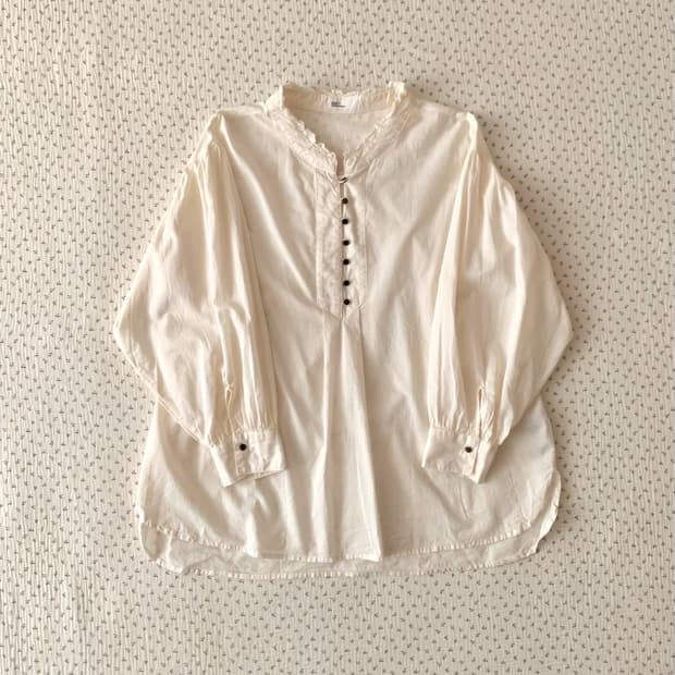 크림 프릴넥 벌룬 블라우스