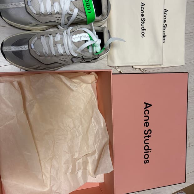 (새상품) 아크네 립스탑 테크니컬 트레이너 화이트(255-260)