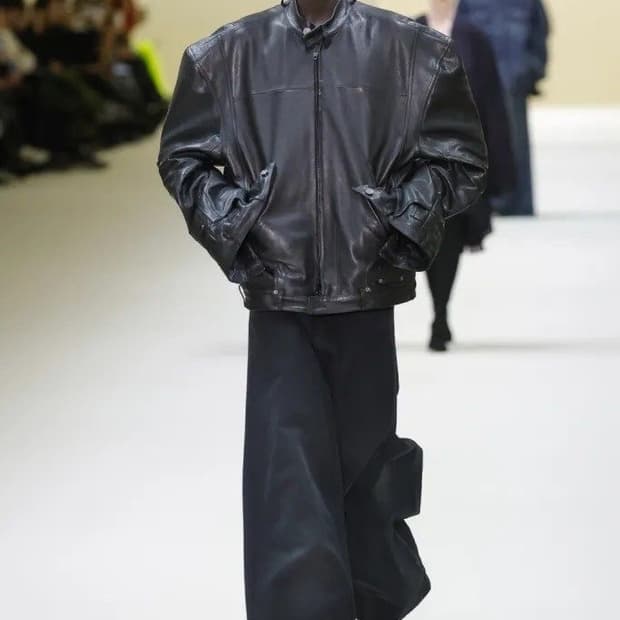 발렌시아가 디컨스트럭티드 레더 자켓