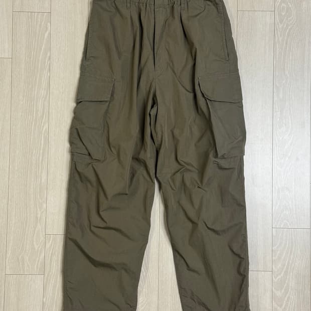 유니클로 u 와이드핏 파라슈트 카고팬츠 올리브 카키