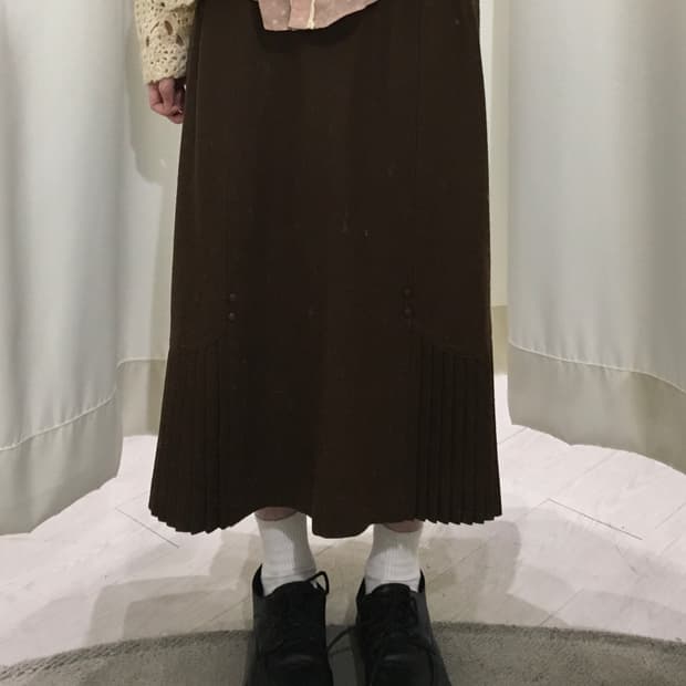 버튼 포인트 플리츠 미디 스커트