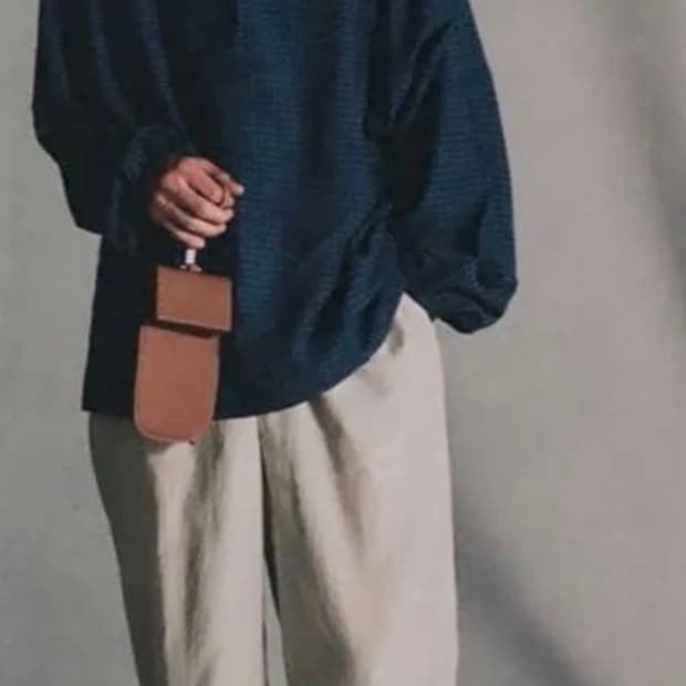 나이스네스 NICENESS 가죽 카드지갑 꼬냑컬러 스트랩형 카멜사장 착용