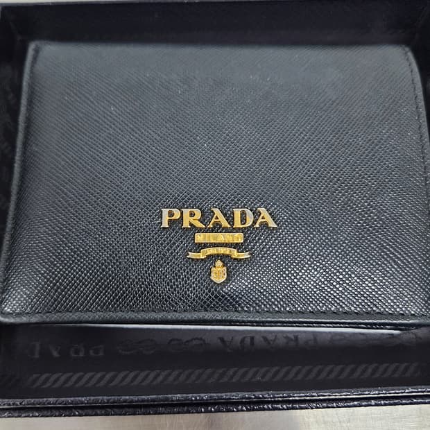프라다 사피아노 반지갑 블랙