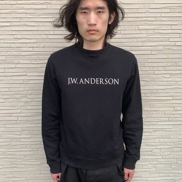 jw앤더슨 세리프 로고 맨투맨 (black)