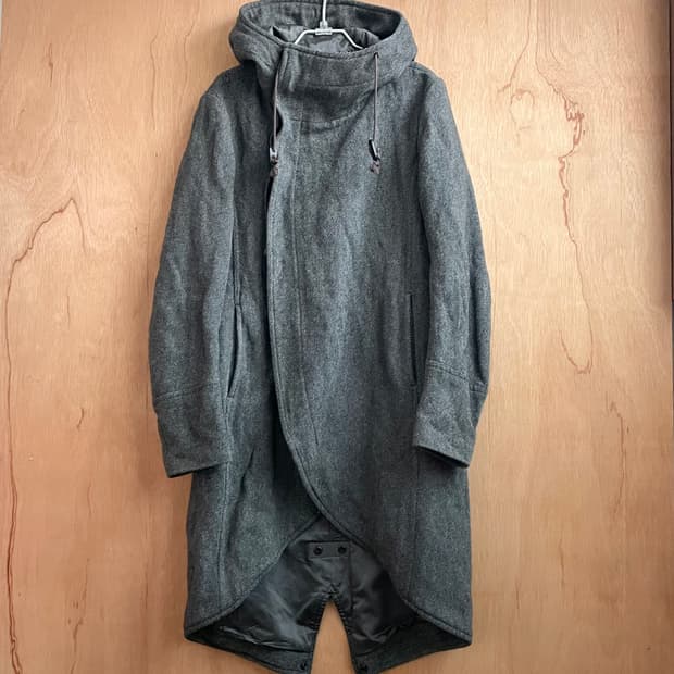 카즈유키쿠마가이 비대칭 코트