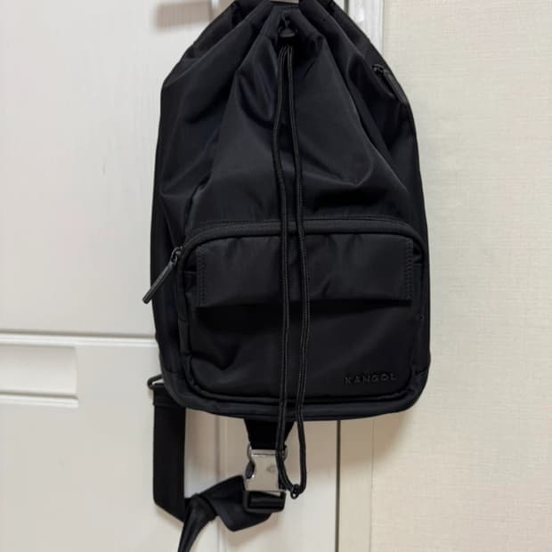 캉골 마그넷 슬링백 블랙