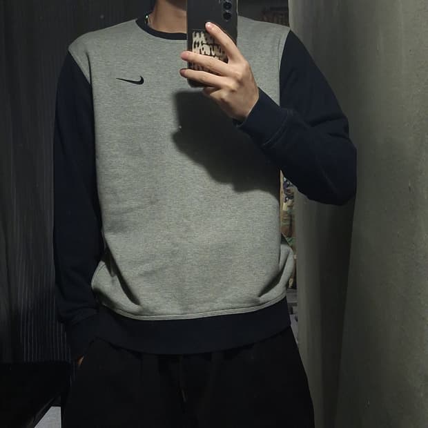 나이키 그레이 네이비 자수 로고 래글런 올드스쿨 맨투맨 티셔츠 M