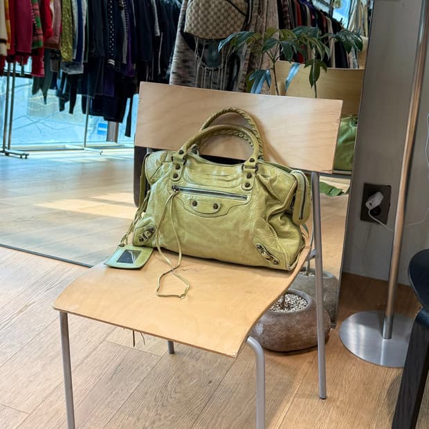 발렌시아가 그린 클래식 시티 모터백 