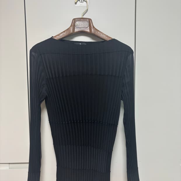 랑방 블랙 플리츠 긴팔 티셔츠