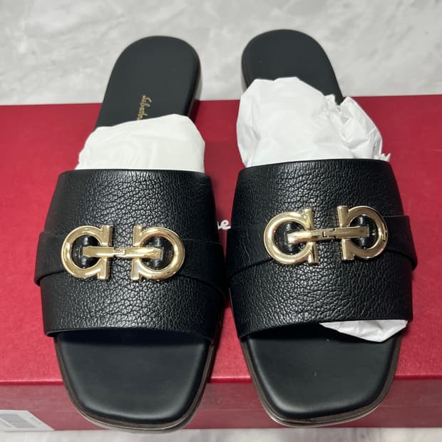 새상품)페라가모 블랙 Gancini 뮬 슬리퍼 6.5