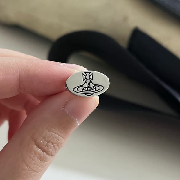 비비안웨스트우드 태그 스터드 이어링