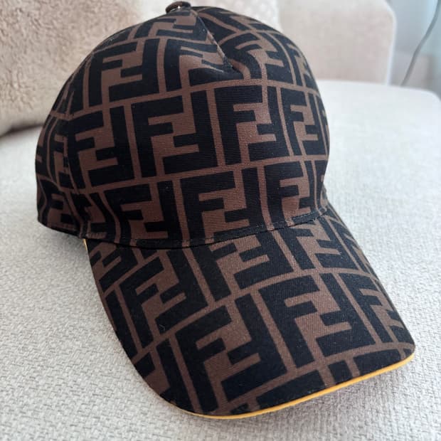 펜디 볼캡 거의새것