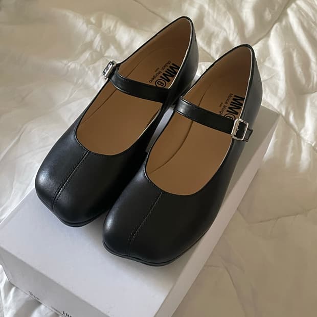 메종 마르지엘라 mm6 / 아나토믹 토 메리제인 블랙