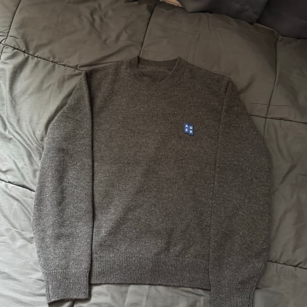 아더에러 시그니피컨트 TRS 태그 니트 01 차콜 