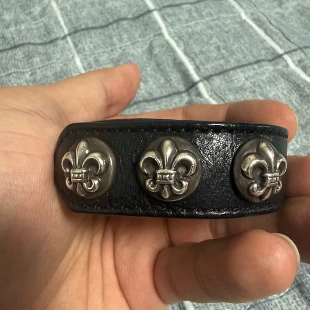 크롬하츠 플레어 3버튼 레더팔찌 거의새거 단품