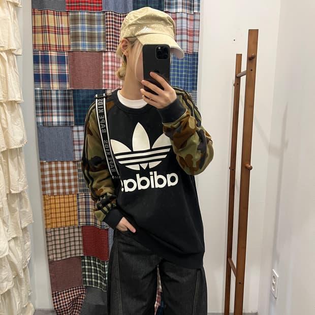 아디다스 파이어 아미 맨투맨