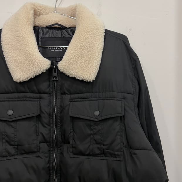 게스 퀘스천 로고 양털카라 퀼팅 경량패딩