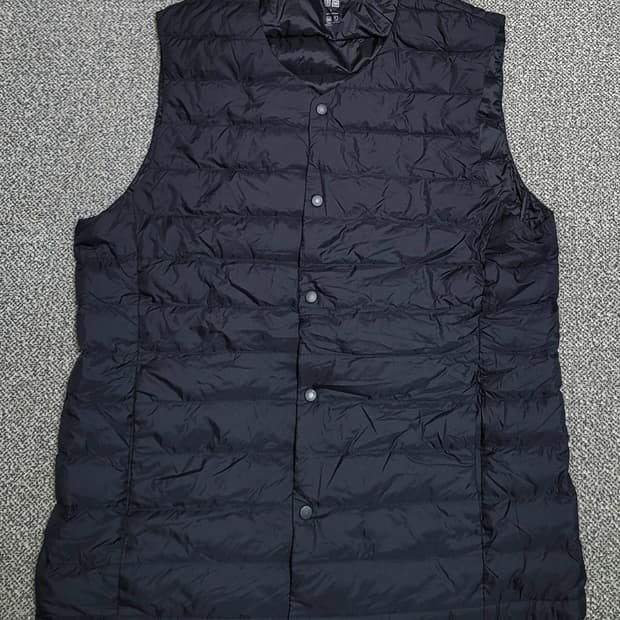 유니클로 남성  초 경량 패딩 조끼 L