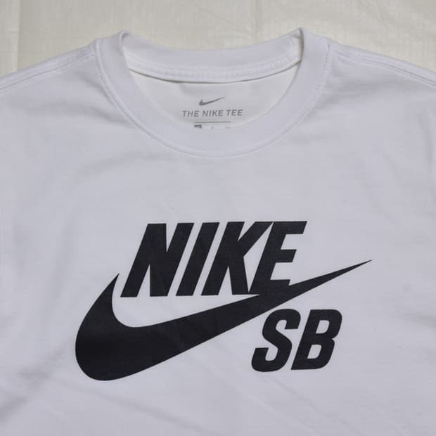 나이키 SB 블랙 로고 프린팅 반팔 티셔츠 화이트 90(S)