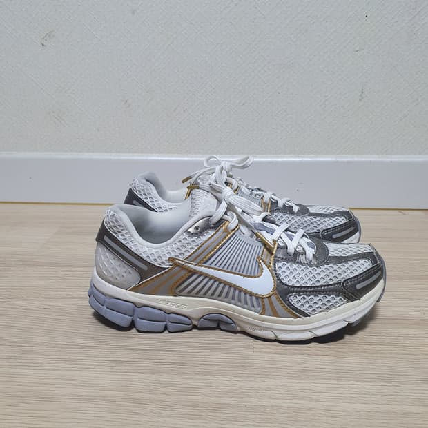 나이키 줌 보메로 5 운동화 255