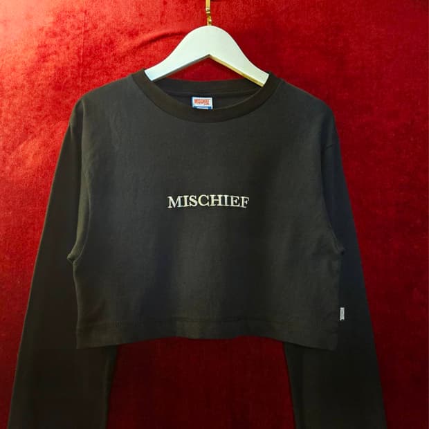 미스치프(MISCHIEF) 센터로고 크롭 티셔츠
