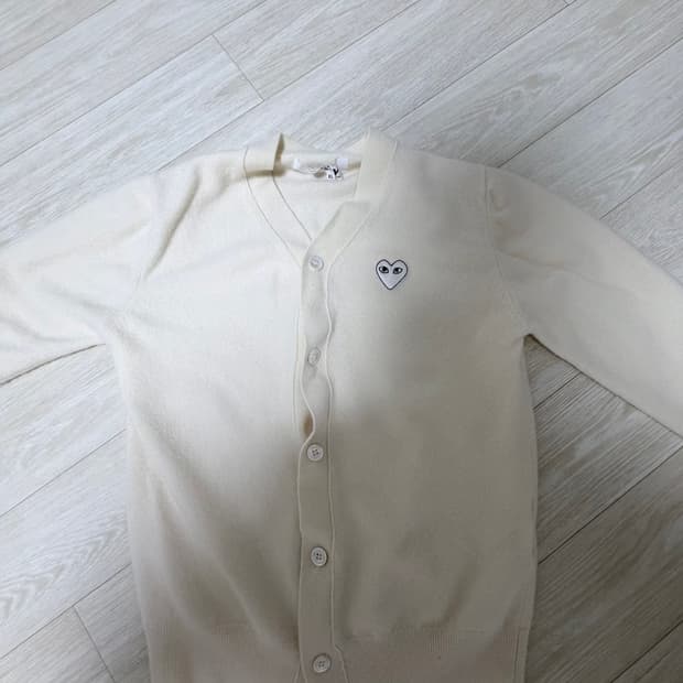 꼼데가르송 하얀색 가디건 판매합니다~