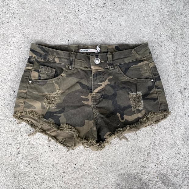 Camo distressed micro-shorts 