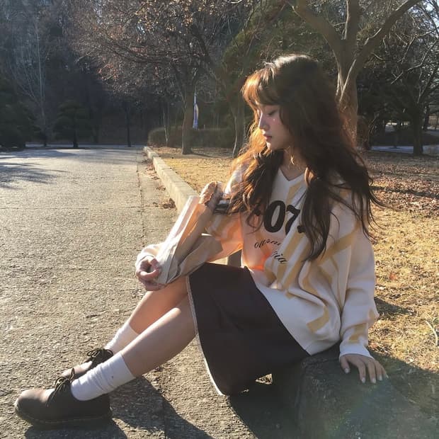 아우어노스텔지아 스트라이프니트 미디스커트 코디세트