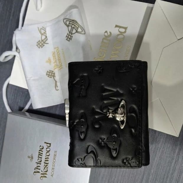 비비안웨스트우드 엠보 반지갑 블랙