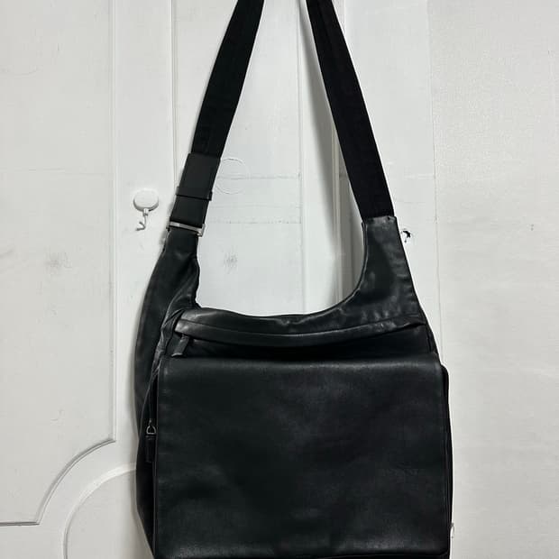 프라다 아카이브 레더 숄더백