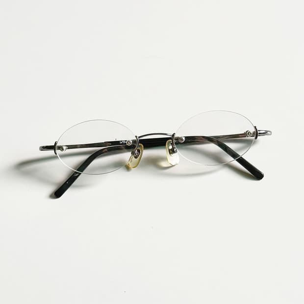 InToo 건메탈 무테 오벌 프레임 빈티지 안경