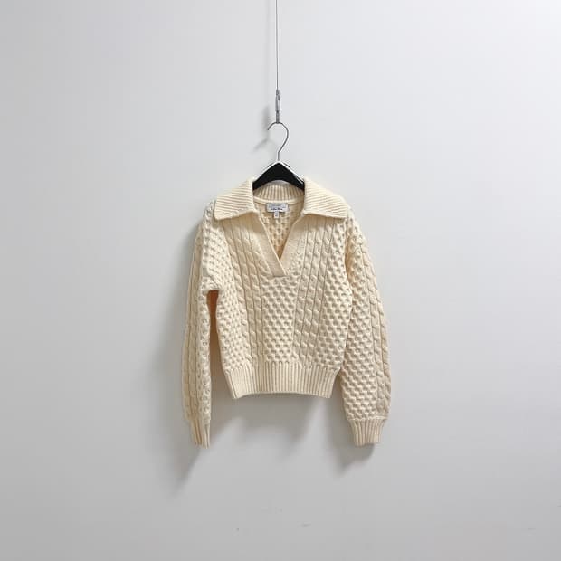 앤아더스토리즈 케이블 오픈카라 니트